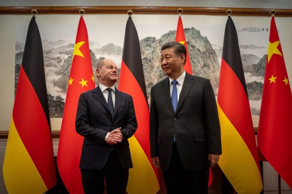 Almanya da, Çin’le ilişkileri gibi konularda, kendi yolunu kendisi belirleyerek; ilişkideki ince ayarları da kendi çıkarlarına ve yönelimlerine göre yapmak arzusunda. Öte yandan, Ukrayna Savaşı’na yönelik olarak Avrupa Birliği’nin Çin’in Rusya’ya karşı tavır alma çağrılarını yanıtsız bırakması da, Almanya’yı düşündüren konular arasında