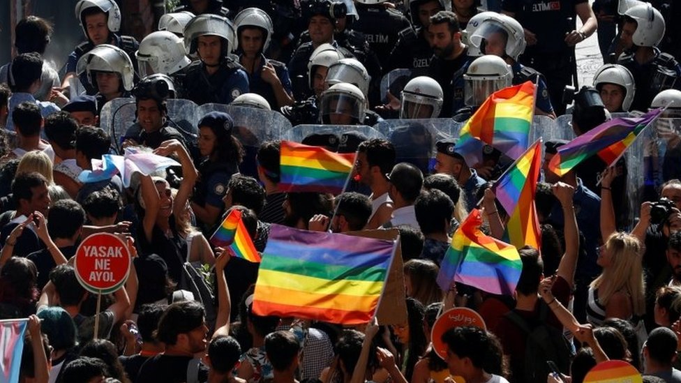 11. Yargı Paketi, LGBTİ+ varoluşunu doğrudan suç haline getiren hükümler içeriyor. Zorla kısırlaştırma ve cinsiyet değişikliğine ceza öngören bu düzenleme, hem Anayasa’ya hem de Türkiye’nin taraf olduğu uluslararası sözleşmelere açıkça aykırı