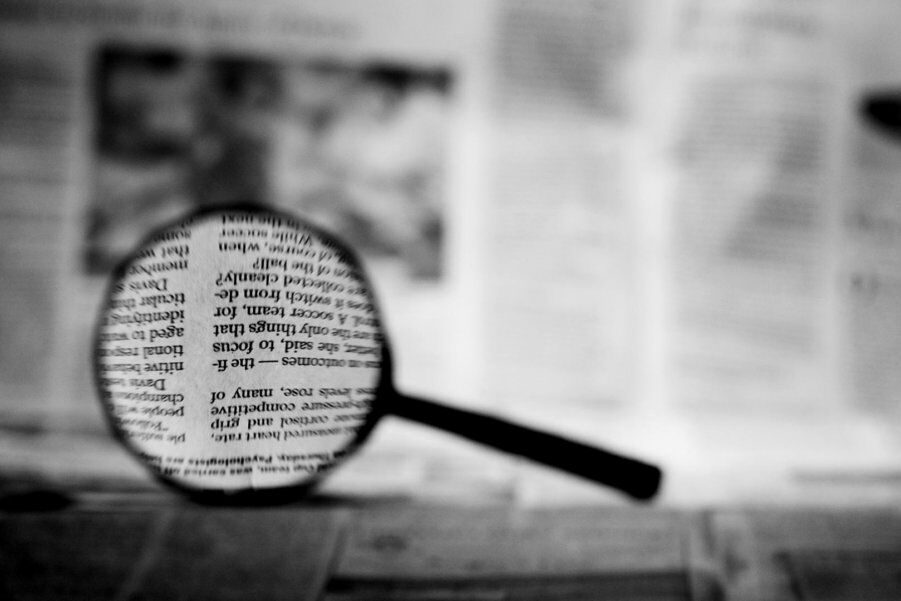 Türkiye’de araştırmacı gazetecilik, bir yönüyle inadın, bir yönüyle sabrın ürünü. Pahalı bir ürün olan “haber” ve yoğun emek gerektiren bu habercilik pratiği Türkiye gibi gündemin dakikalık olmasa da saatlik değiştiği bir ülkede nasıl ayakta kalıyor?