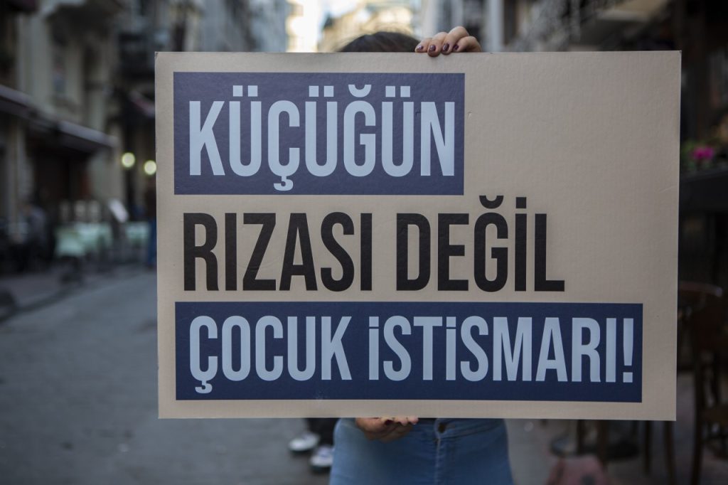 Sesini sosyal medyada duyuran 19 yaşındaki Sena Yakşan, eniştesi tarafından istismara uğradığını belirttiği davada, iki yılın ardından beraat kararı verildiğini açıkladı. Yakşan, karara itiraz edeceklerini söyledi