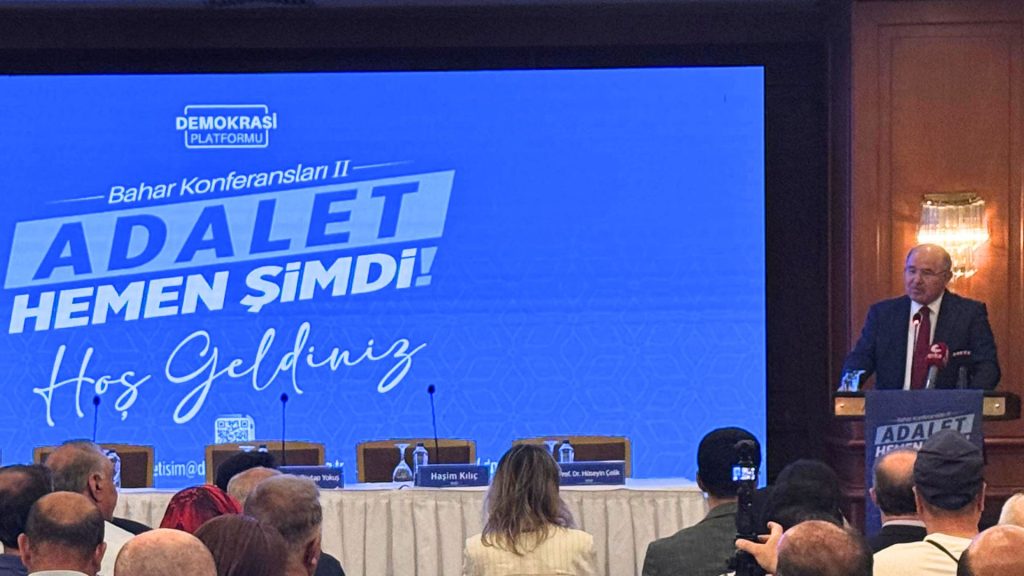 Konferansta yeni anayasa, seçimsiz yargı kurulları ve “kanuna uygun” direnme biçimleri gündeme getirildi. Ancak hukuk devletinin ağır yara aldığı bir ortamda bu öneriler hangi zemine oturuyor ve nasıl hayata geçirilecek?